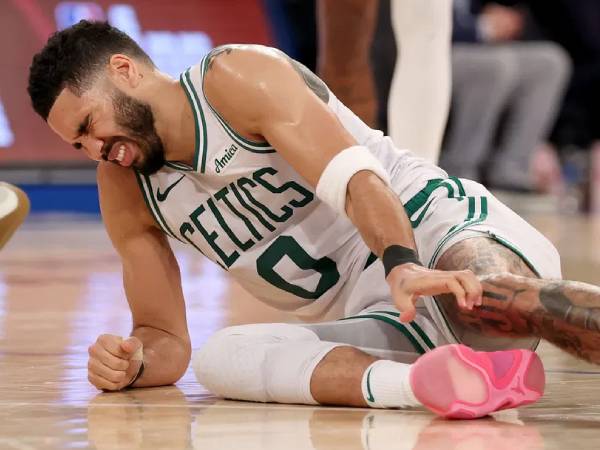 Jayson Tatum tampak kesakitan saat otot Achilles kanannya robek di penghujung Game 4 versus Knicks. (Foto: AP)