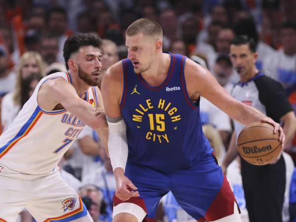 Nikola Jokic (kanan) mencetak 44 poin dan 15 rebound di Game 5 versus Thunder. (Foto: AP)