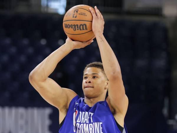 Carter Bryant dari Arizona membuat para pemandu bakat terkesan, sehingga masuk ke dalam undian dalam mock Draft NBA terbaru ESPN. (Foto: AP)