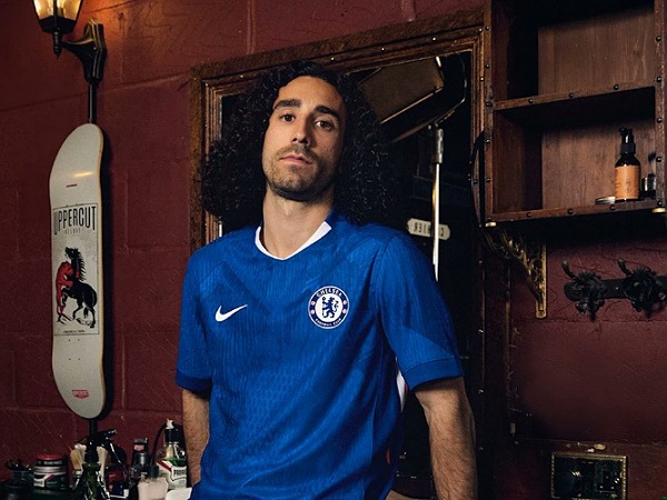 Marc Cucurella dengan seragam kandang Chelsea musim 2025-26