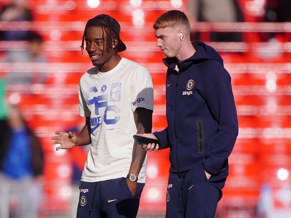 Dua gelandang Chelsea, Romeo Lavia dan Cole Palmer