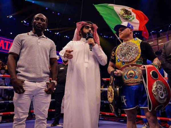 Canelo Alvarez (kanan) dan Terence Crawford berdiri mengapit Turki Alalshikh saat mengumumkan rencana pertarungan mereka. (Foto: Fight TV)