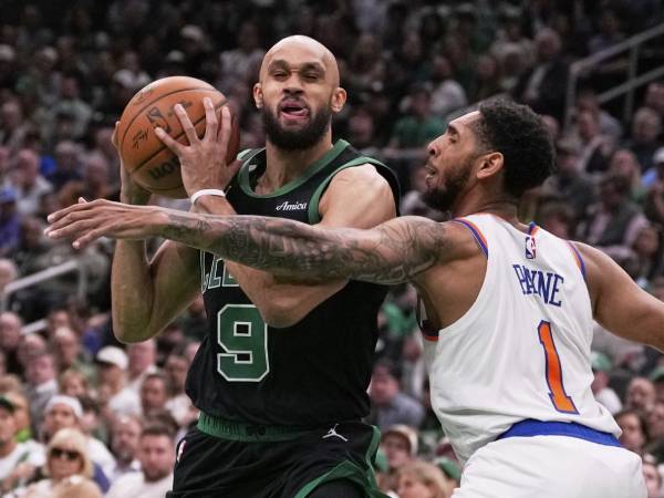 Derrick White (kiri) mencetak 34 poin saat Boston Celtics mengalahkan tim tamu New York Knicks 127-102 pada hari Rabu (14/5) di Game 5 semifinal playoff Wilayah Timur. (Foto: AP)