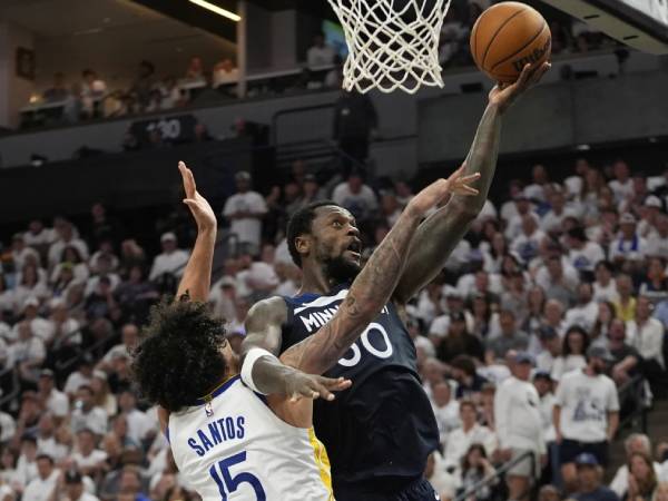 Julius Randle (kanan) mencetak 29 poin saat Minnesota Timberwolves menang 121-110 atas Golden State Warriors, sekaligus menutup seri semifinal playoff Wilayah Barat pada Rabu (14/5) malam di Minneapolis. (Foto: AP)