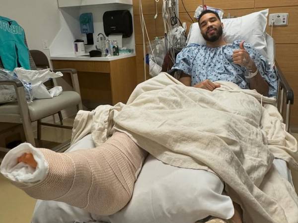 Jayson Tatum membagikan foto dirinya di ranjang rumah sakit setelah menjalani operasi di Achilles kanannya. (Foto: AP)