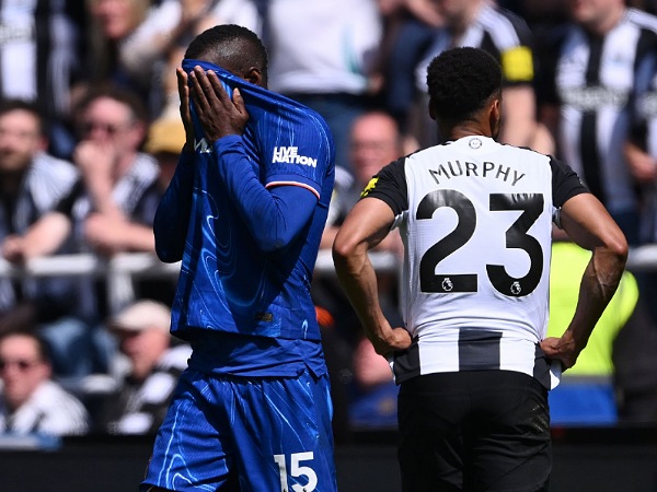 Striker Chelsea, Nicolas Jackson, harus menjalani skorsing akibat kartu merah