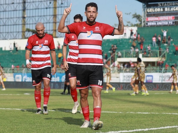 Gelandang Madura United, Iran Junior