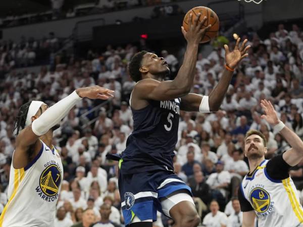 Bintang Minnesota Timberwolves Anthony Edwards mencatatkan 22 poin dan 12 assist di Game 5 versus Warriors. (Foto: AP)