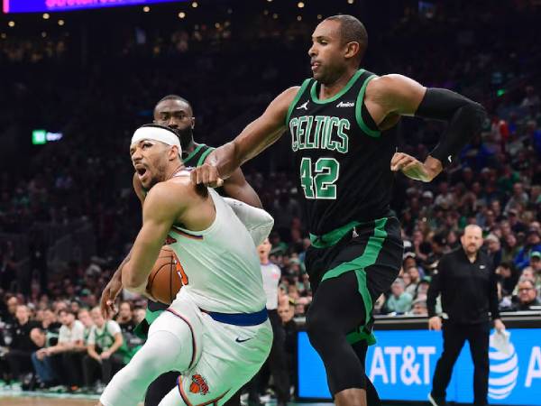 Josh Hart (kiri) memimpin New York Knicks dengan 24 poin meskipun ia mengalami luka di atas matanya. (Foto: AP)