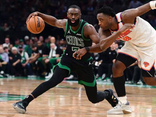 Jaylen Brown (kiri) bertugas menjadi distributor utama Boston Celtics di Game 5 dengan 12 assist selain menyumbang 26 poin. (Foto: AP)