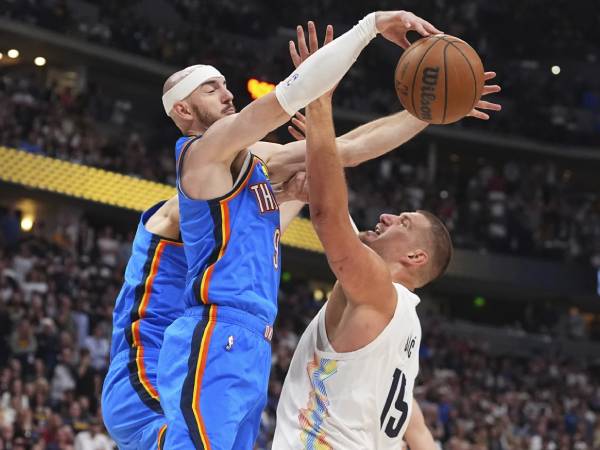 Oklahoma City Thunder menekankan kecepatan pemain muda, sementara Denver Nuggets lebih suka bermain metodis. (Foto: AP)