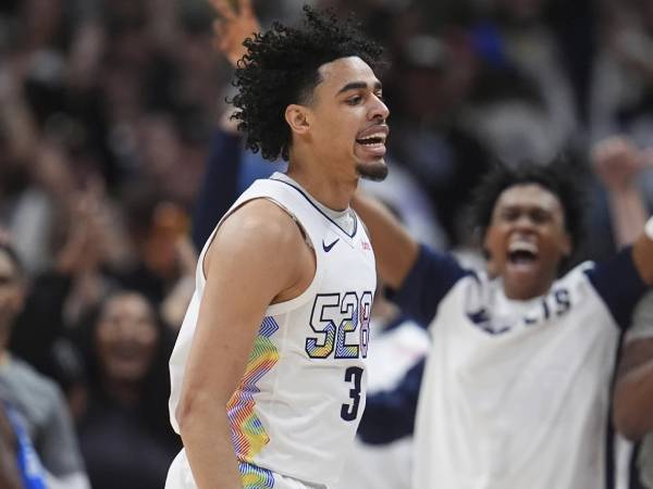 Julian Strawther melakukan selebrasi setelah mencetak poinnya di menit-menit akhir Game 6 versus Thunder. (Foto: AP)