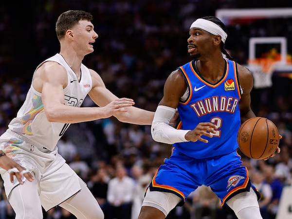 Shai Gilgeous-Alexander (kanan) tampil mengesankan di Game 6 meski timnya kalah. (Foto: AP)