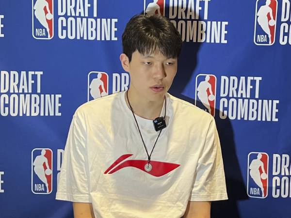 Yang Hansen menjawab pertanyaan media di NBA Draft Combine. (Foto: AP)