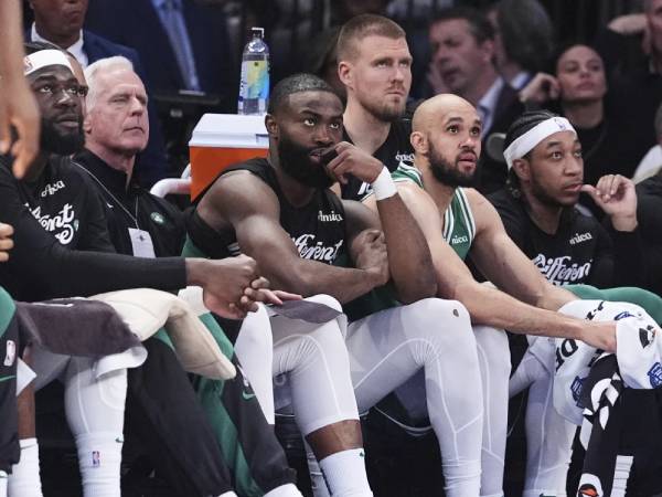 Jaylen Brown (tengah) dan rekan setimnya di Boston Celtics terlihat menjelang akhir Game 6 versus Knicks. (Foto: AP)