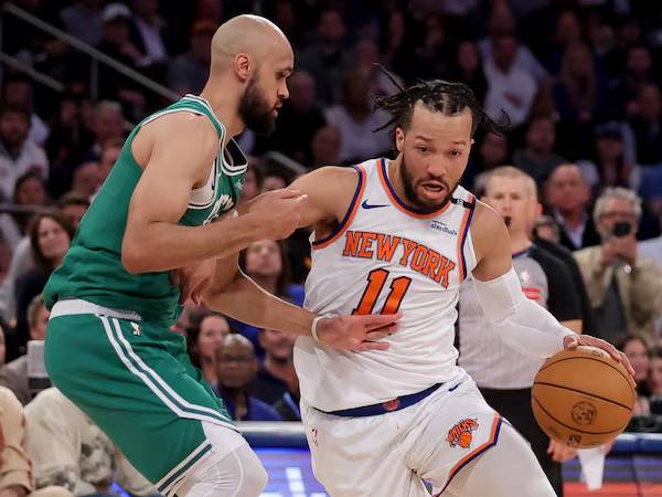Jalen Brunson (kanan) mencetak 23 poin saat New York Knicks menggilas tim tamu Boston Celtics 119-81 pada hari Jumat (16/5) di Game 6 seri semifinal playoff mereka. (Foto: AP)