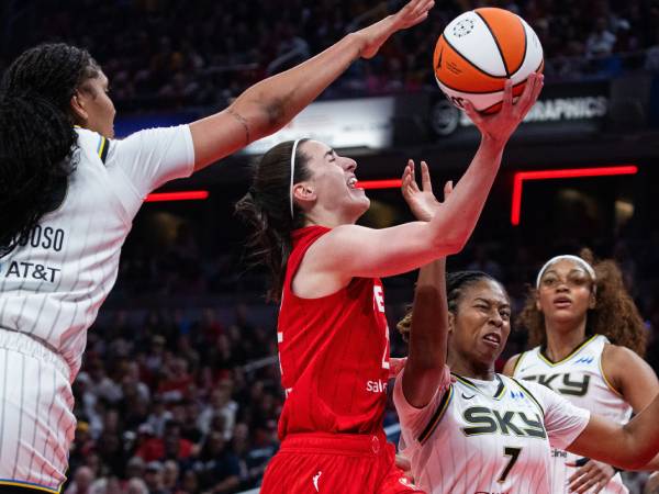 Caitlin Clark (tengah) membukukan triple-double saat Indiana Fever membumihanguskan rivalnya Chicago Sky 93-58 pada hari Sabtu (17/5) di Indianapolis. (Foto: AP)