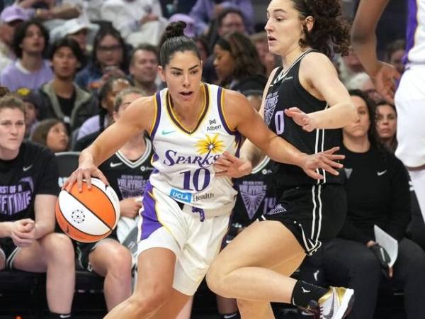 Kelsey Plum (kiri) mencetak 37 poin saat Los Angeles Sparks meraih kemenangan 84-67 pada Jumat (16/5) malam di San Francisco. (Foto: AP)