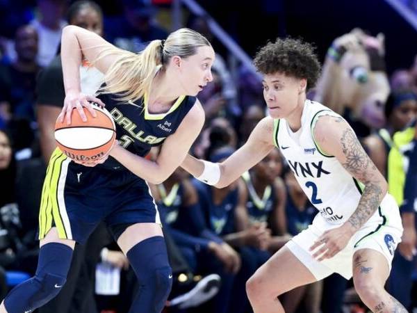 Paige Bueckers (kiri) hanya mencetak 10 poin saat Dallas Wings kalah 99-84 dari Minnesota Lynx pada Jumat (16/5) malam di Arlington, Texas. (Foto: AP)