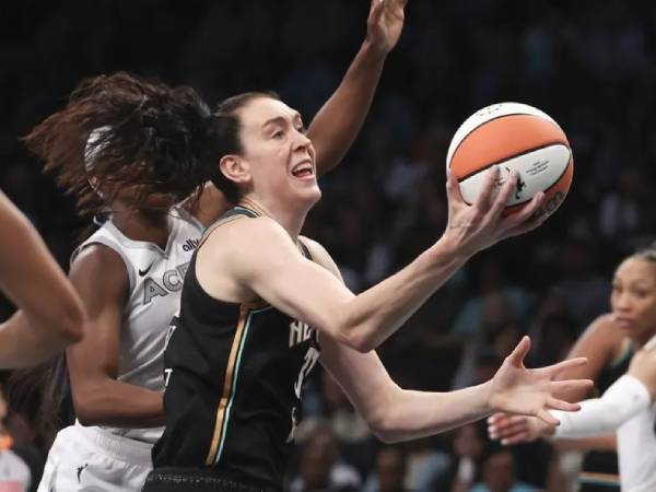 Breanna Stewart mencetak 25 poin saat New York Liberty meraih kemenangan 92-78 atas tim tamu Las Vegas Aces pada Sabtu (17/5) sore. (Foto: AP)