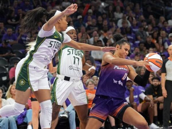 Satou Sabally (kanan) mencetak 27 poin saat Phoenix Mercury meraih kemenangan 81-59 atas tim tamu Seattle Storm pada hari Sabtu (17/5). (Foto: AP)