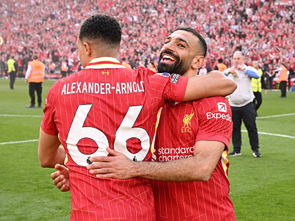 Mohamed Salah Bela Trent Alexander-Arnold dari Cemoohan Suporter Liverpool