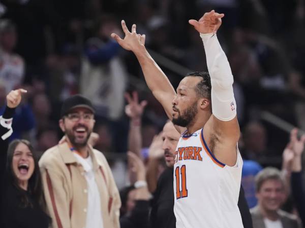 Bintang New York Knicks Jalen Brunson melakukan selebrasi setelah menyingkirkan juara bertahan Bostron Celtics. (Foto: AP)