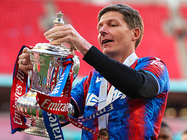 Oliver Glasner Persembahkan Trofi Bersejarah untuk Pendukung Crystal Palace