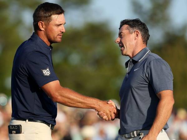 Rory McIlroy (kanan) menjabat tangan Bryson DeChambeau usai turnamen Masters. (Foto: Golf Digest)