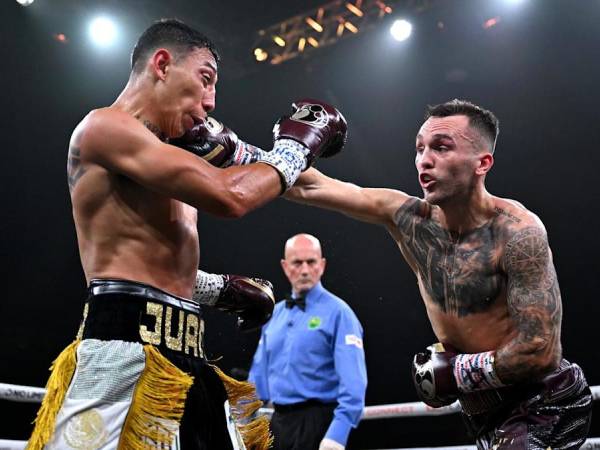Sam Goodman (kanan) mengungguli Cesar Vaca di Sydney. (Foto: Fight TV)