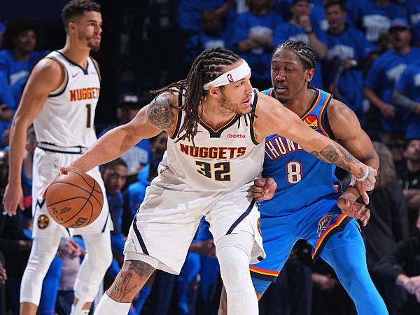 Meskipun memiliki keterbatasan fisik, Aaron Gordon (kiri) memimpin Denver dalam hal rebound dan menginspirasi rekan-rekan setimnya dengan usahanya. (Foto: AP)