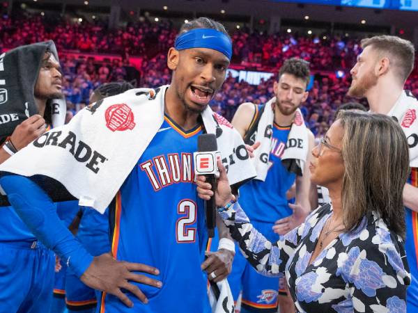 Shai Gilgeous-Alexander (kiri) diwawancara usai Game 7 melawan Nuggets. (Foto: AP)