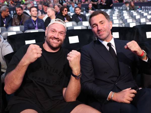 Tyson Fury (kiri) dan Eddie Hearn. (Foto: Fight TV)