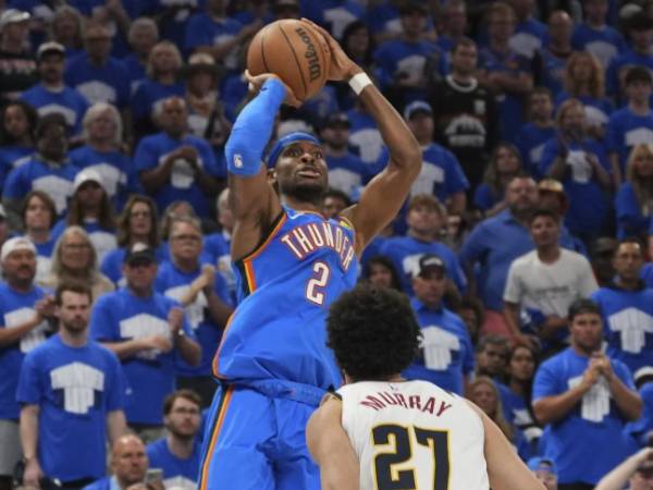 Shai Gilgeous-Alexander mencetak 35 poin saat Oklahoma City Thunder menang 125-93 atas tuan rumah Denver Nuggets pada Game 7 seri putaran kedua playoff Wilayah Barat, Minggu (18/5). (Foto: AP)