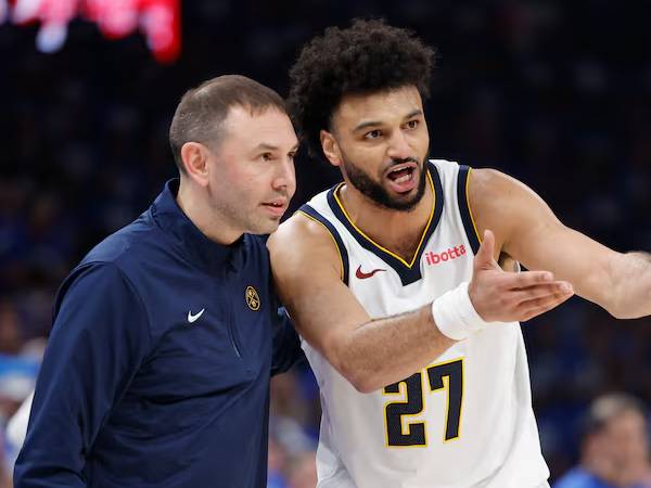 Pelatih Denver Nuggets David Adelman (kiri) mendapatkan rasa hormat dari para pemain, rekan-rekannya, dan organisasi. (Foto: AP)