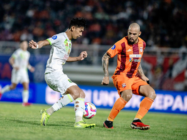 Winger Persebaya Surabaya, Malik Risaldi berupaya melewati hadangan pemain Borneo FC