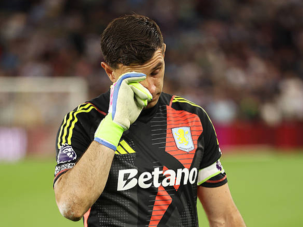 Unai Emery Belum Bisa Pastikan Nasib Emiliano Martinez