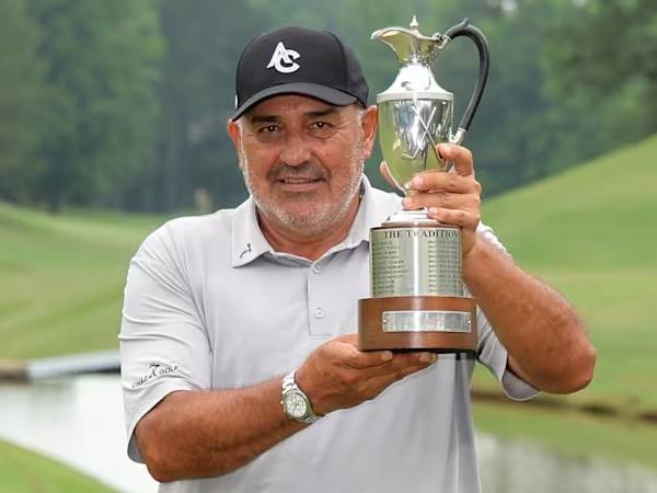 Angel Cabrera berpose dengan trofi Regions Tradition. (Foto: Golf Digest)