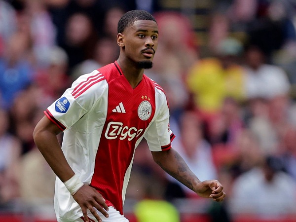 Bek Ajax, Jorrel Hato, menarik perhatian Chelsea dan Liverpool