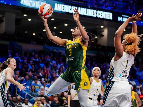 Nneka Ogwumike (tengah) mencetak 23 poin saat Seattle Storm meraih kemenangan 79-71 atas Dallas Wings pada hari Senin (19/5) di Arlington, Texas. (Foto: AP)