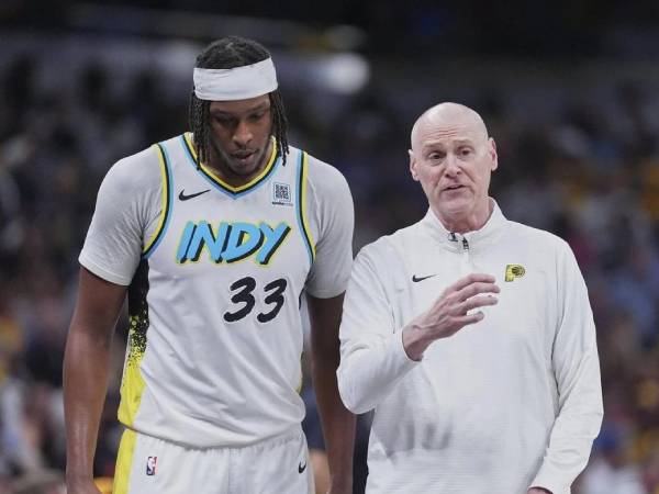 Pelatih Indiana Pacers, Rick Carlisle (kanan) memberikan instruksi kepada Myles Turner. (Foto: AP)