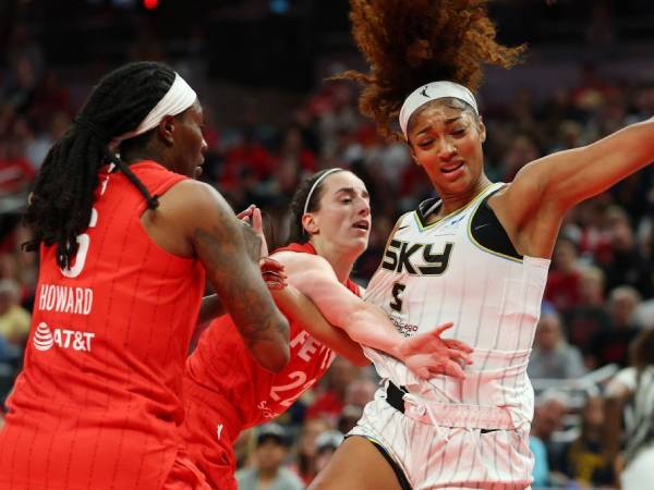 Pemain Indiana Fever Caitlin Clark (kiri) melakukan pelanggaran terhadap Angel Reese dari Chicago Sky yang berbuntut keributan. (Foto: AP)