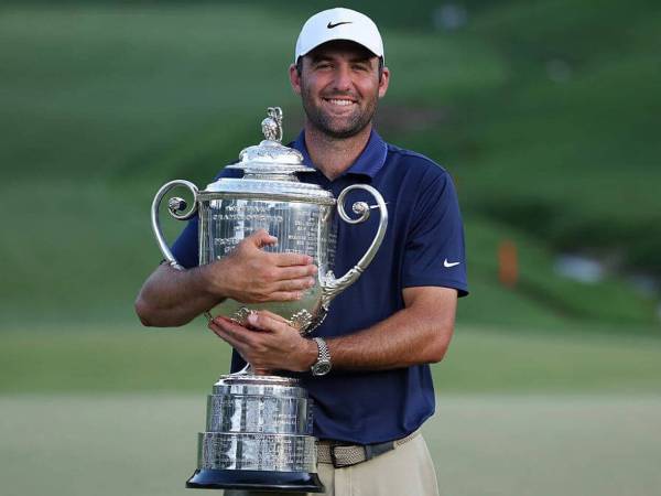 Scottie Scheffler berpose dengan trofi PGA Championship, Piala Wanamaker. (Foto: Golf Digest)