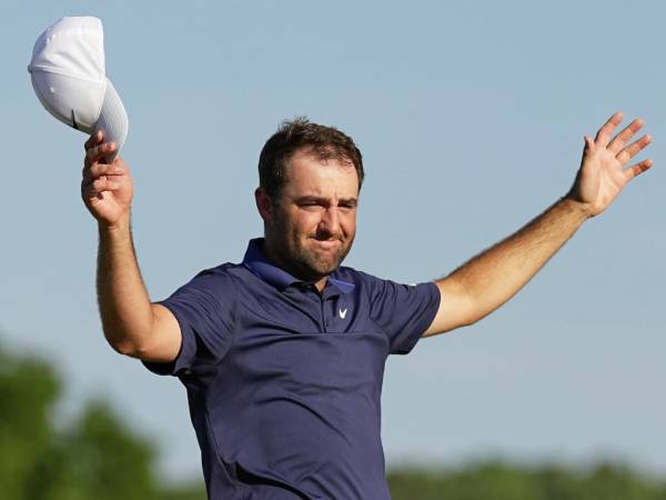 Scottie Scheffler merayakan kemenangannya di PGA Championship 2025. (Foto: Golf Digest)