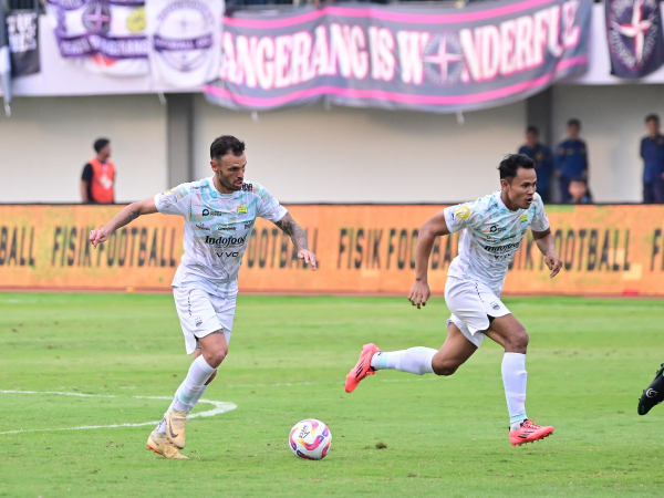 Gelandang Persib, Tyronne del Pino