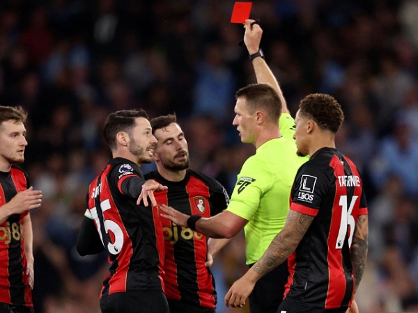 Lewis Cook mendapat kartu merah di laga Bournemouth melawan Manchester City, Rabu (21/5)