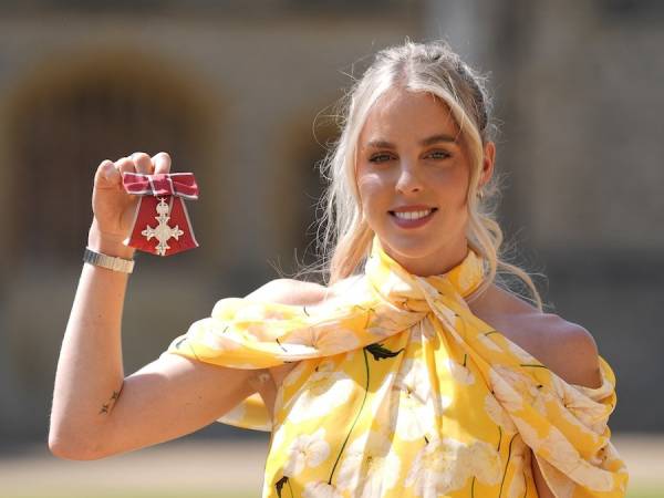 Keely Hodgkinson memamerkan medali MBE yang dianugerahkan kepadanya. (Foto: Inside The Games)