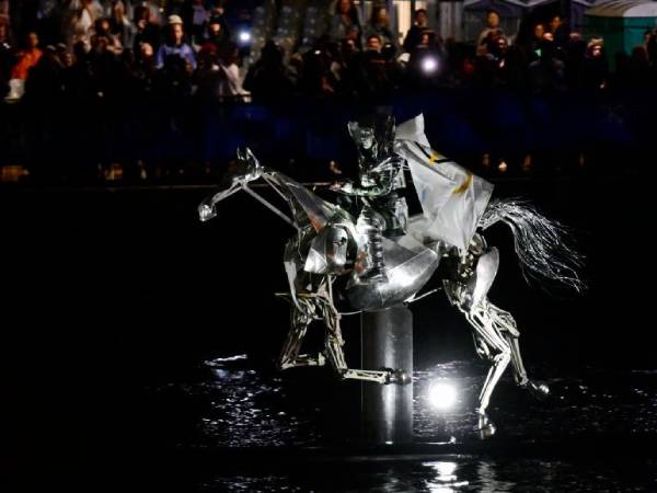 Sorotan utama adalah kembalinya Zeus - kuda mekanik yang mencuri perhatian saat Upacara Pembukaan Olimpiade 2024 - yang kini berkeliling Prancis. (Foto: Inside The Games)