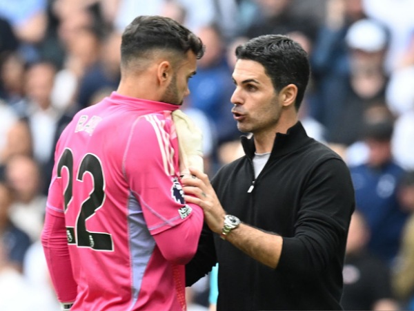 Mikel Arteta dan penjaga gawang Arsenal, David Raya