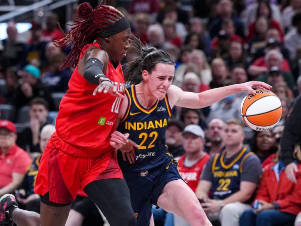 Bintang Indiana Fever Caitlin Clark (kanan) membukukan 27 poin, 11 assist, dan 5 rebound saat timnya takluk 91-90 dari Dream. (Foto: AP)